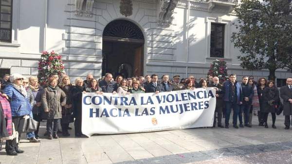 Minuto de silencio por la última víctima de violencia de género Minuto de silencio por la última víctima de violencia de género