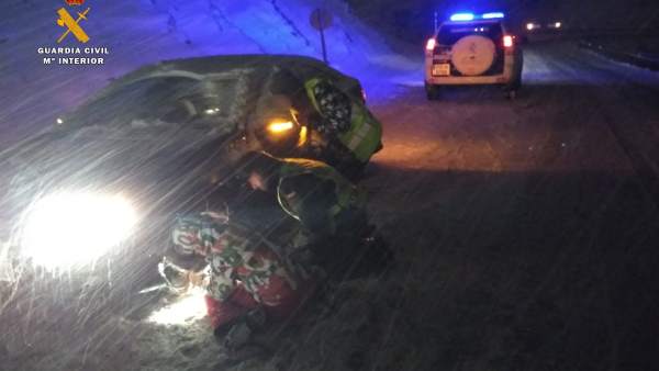 La Guardia Civil auxilia en Huesca a numerosos conductores La Guardia Civil auxilia en Huesca a numerosos conductores