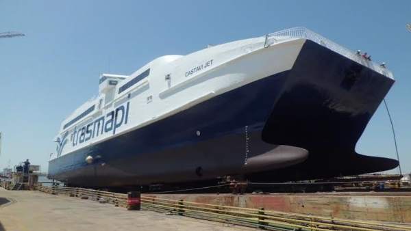 Catamarán reparado en los astilleros de Cotnsa en Huelva. Catamarán reparado en los astilleros de Cotnsa en Huelva.