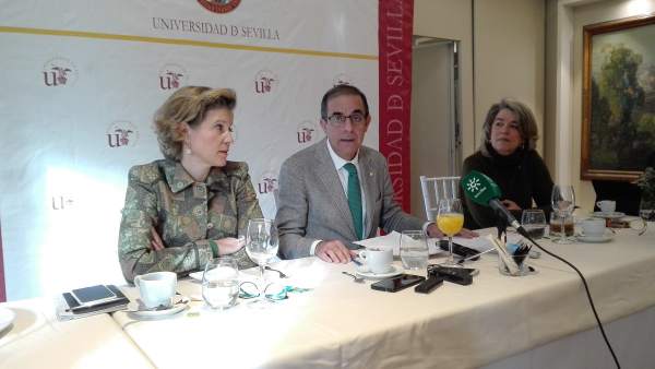 El rector de la US, Miguel Ángel Castro, durante un desayuno informativo El rector de la US, Miguel Ángel Castro, durante un desayuno informativo