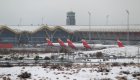 Barajas cancela decenas de vuelos por la nieve