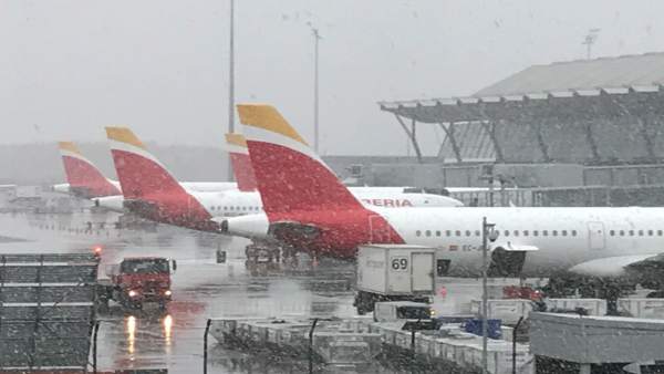 La nieve causa retrasos en Barajas y el cierre de dos pistas La nieve causa retrasos en Barajas y el cierre de dos pistas