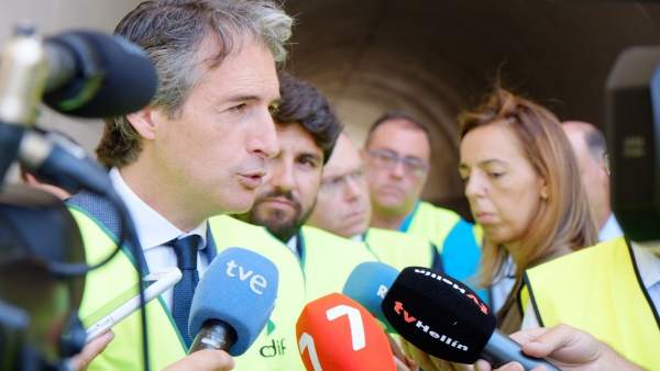 Ministro Fomento, Íñigo de la Serna atiende medios en Variante Camarillas Ministro Fomento, Íñigo de la Serna atiende medios en Variante Camarillas