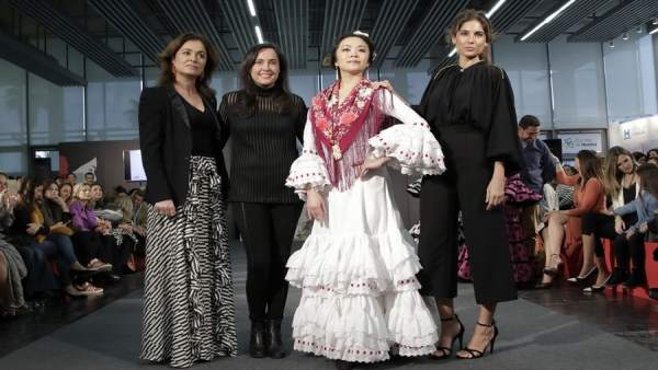 Rocío Terry, Elena López y Lourdes Montes con el vestido reciclado Rocío Terry, Elena López y Lourdes Montes con el vestido reciclado