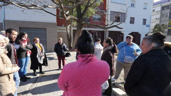 Daniel González Rojas junto con vecinos afectados de la zona Daniel González Rojas junto con vecinos afectados de la zona