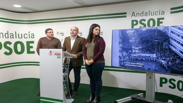 En el centro, Antonio Martínez (PSOE) En el centro, Antonio Martínez (PSOE)