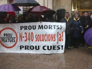 Alcaldes de las poblaciones por donde pasa la N-340 en protesta por los accidentes mortales.