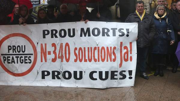 Alcaldes de las poblaciones por donde pasa la N-340 en protesta por los accidentes mortales. Alcaldes de las poblaciones por donde pasa la N-340 en protesta por los accidentes mortales.