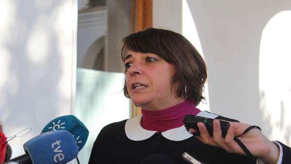 Elena Cortés en declaraciones a los periodistas Elena Cortés en declaraciones a los periodistas