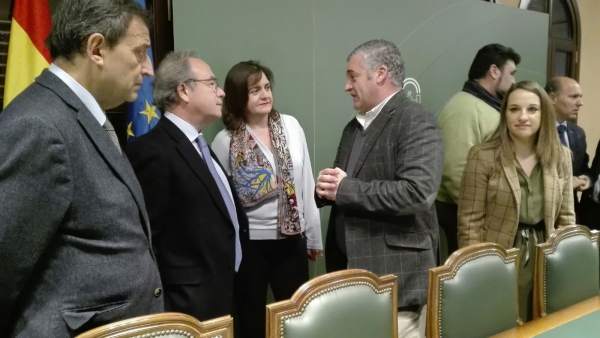 Carnero (centro) habla con Borrego y el presidente de CECO Carnero (centro) habla con Borrego y el presidente de CECO