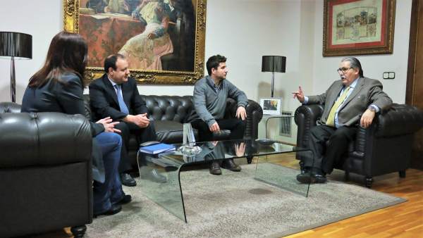 Reunión de la Cámara de Zaragoza con dirigentes de Podemos Aragón Reunión de la Cámara de Zaragoza con dirigentes de Podemos Aragón