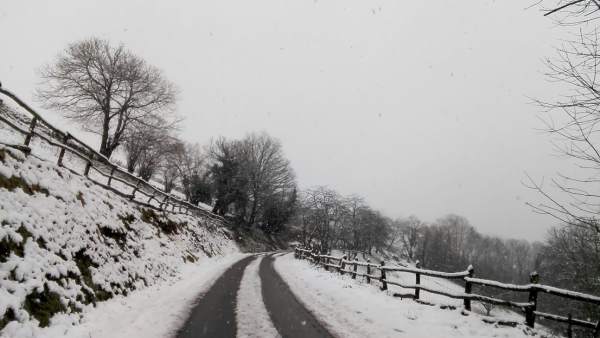Carretera cubierta de nieve. Carretera cubierta de nieve.