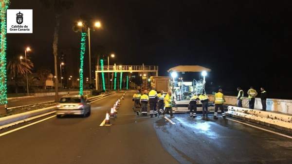 Asfaltado del socavón producido en la Avenida Marítima de LPGC Asfaltado del socavón producido en la Avenida Marítima de LPGC