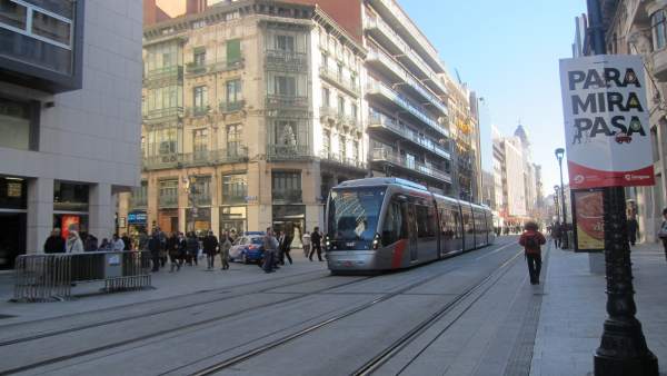 Tranvía a su paso por el Coso de Zaragoza Tranvía a su paso por el Coso de Zaragoza