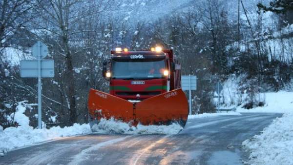 Una máquina quitanieves limpia la carretera de acceso a Llessui (Pallars Sobirà). Una máquina quitanieves limpia la carretera de acceso a Llessui (Pallars Sobirà).