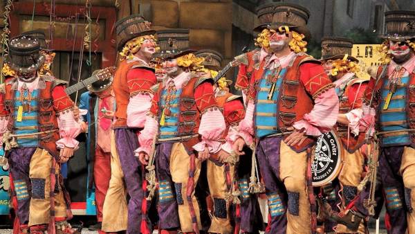 Comparsa del Carnaval de Cádiz en el escenario del Teatro Falla Comparsa del Carnaval de Cádiz en el escenario del Teatro Falla