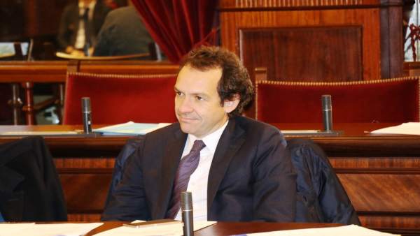 El conseller Marc Pons en el pleno del Parlament El conseller Marc Pons en el pleno del Parlament