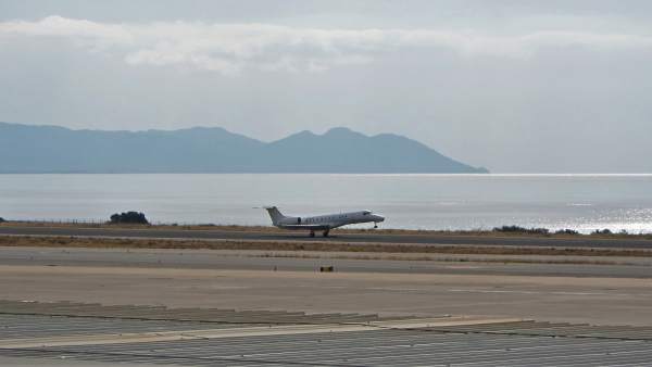 Un avión despega en el Aeropuerto de Almería Un avión despega en el Aeropuerto de Almería