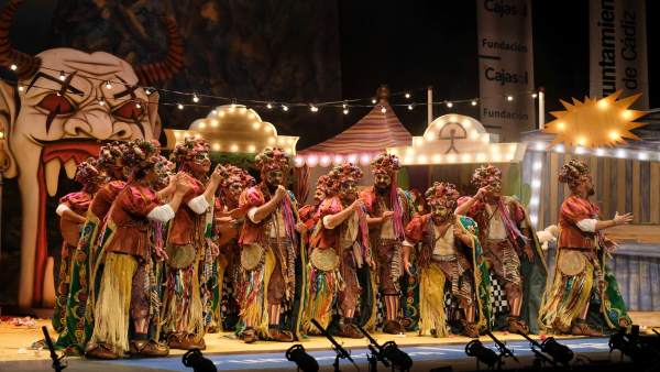 Comparsa del Carnaval de Cádiz cantando en el Teatro Falla Comparsa del Carnaval de Cádiz cantando en el Teatro Falla