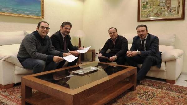 Cañadilla (2º izda,) y Luque (dcha.) en la firma del convenio Cañadilla (2º izda,) y Luque (dcha.) en la firma del convenio