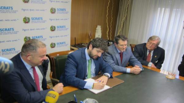 Fernando López Miras, firma el Manifiesto Levantino por el Agua Fernando López Miras, firma el Manifiesto Levantino por el Agua