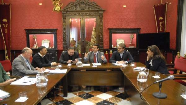 Reunión con hosteleros en el Ayuntamiento de Granada Reunión con hosteleros en el Ayuntamiento de Granada