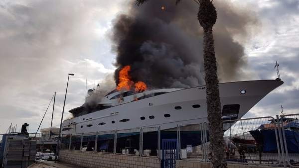 Un vaixell de 30 metres d'eslora s'incendia al dic sec de Sant Gabriel, a Alacant Un vaixell de 30 metres d'eslora s'incendia al dic sec de Sant Gabriel, a Alacant