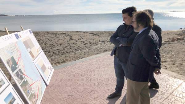 Rivera y el alcalde de San Javier observan el diseño de las rampas Rivera y el alcalde de San Javier observan el diseño de las rampas