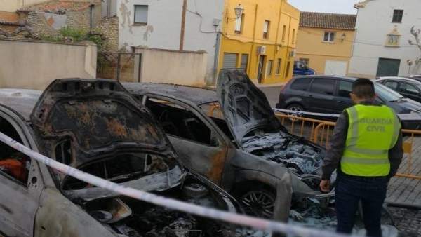 Un agente ante los dos coches Un agente ante los dos coches