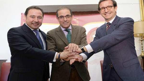 Castro, Sánchez y Paradela firman el convenio de adhesión Castro, Sánchez y Paradela firman el convenio de adhesión