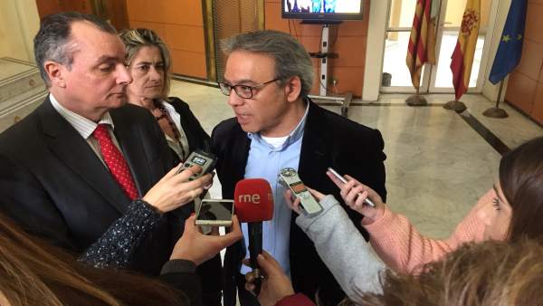 Salvador Navarro y Manolo Mata atienden a los medios de comunicación Salvador Navarro y Manolo Mata atienden a los medios de comunicación
