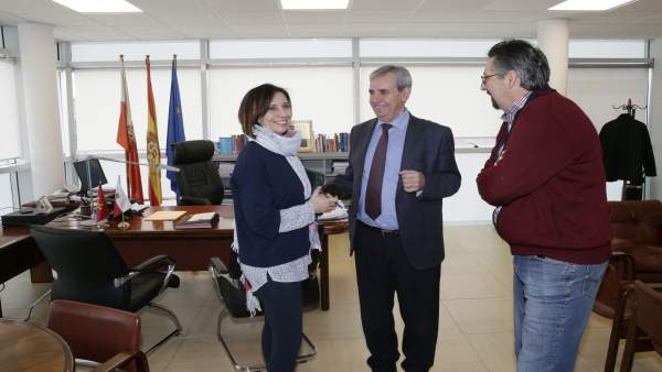 De la Sierra se reúne con la alcaldesa de Los Corrales de Buelna De la Sierra se reúne con la alcaldesa de Los Corrales de Buelna
