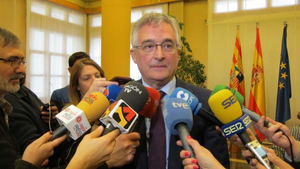 Olona atendiendo a los medios hoy tras las dos reuniones sobre el ICA Olona atendiendo a los medios hoy tras las dos reuniones sobre el ICA