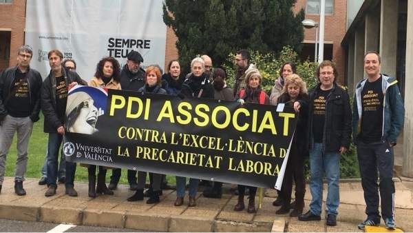 Concentración de profesores asociados ante la Conselleria Concentración de profesores asociados ante la Conselleria