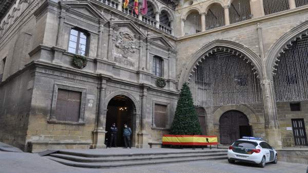 El Ayuntamiento de Alcañiz acoge la capilla ardiente de los dos guardias civiles El Ayuntamiento de Alcañiz acoge la capilla ardiente de los dos guardias civiles