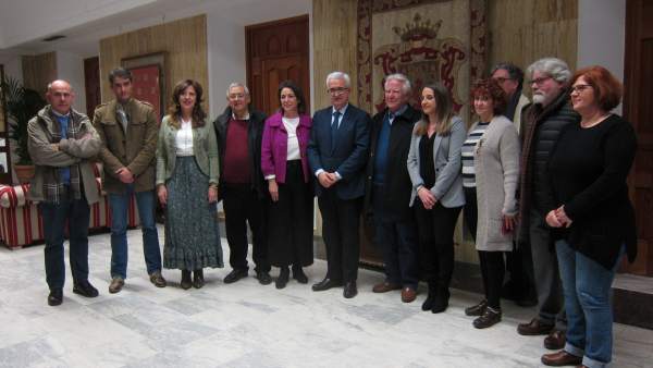 Isabel Ambrosio y Manuel Jiménez Barrios con asociaciones memorialistas Isabel Ambrosio y Manuel Jiménez Barrios con asociaciones memorialistas