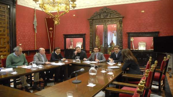 Reunión sobre pisos turísticos ilegales Reunión sobre pisos turísticos ilegales
