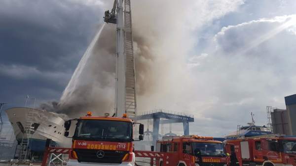 Deu persones ateses en l'incendi d'un vaixell en el dic sec de Sant Gabriel, a Alacant Deu persones ateses en l'incendi d'un vaixell en el dic sec de Sant Gabriel, a Alacant