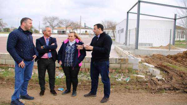 Izquierdo (segundo por la izda.) visita las obras Izquierdo (segundo por la izda.) visita las obras