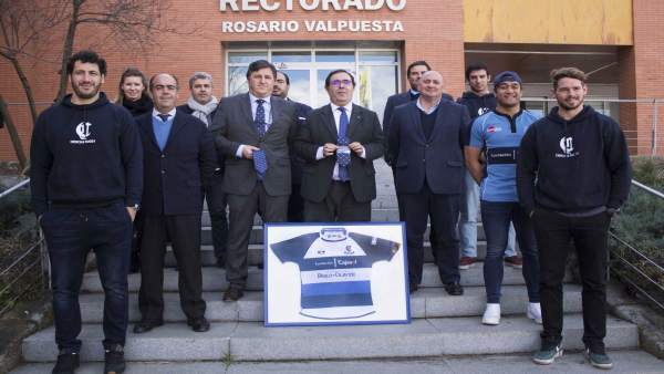 Guzmán y Caruz, en el centro con la camiseta patrocinada Guzmán y Caruz, en el centro con la camiseta patrocinada
