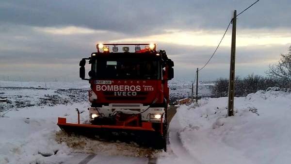 Un vehículo de la Diputación de Zaragoza limpia una carretera Un vehículo de la Diputación de Zaragoza limpia una carretera