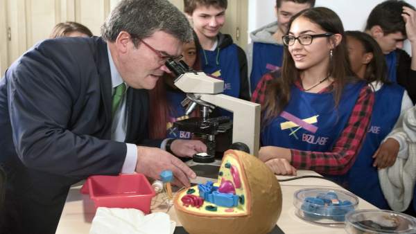 Juan Marí Aburto con jóvenes Juan Marí Aburto con jóvenes
