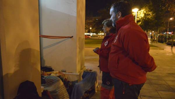 Voluntarios de Cruz Roja ofrecen atención a personas sin techo Voluntarios de Cruz Roja ofrecen atención a personas sin techo