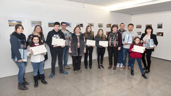 La consejera Elizalde, con alumnos premiados, y profesorado de sus centros La consejera Elizalde, con alumnos premiados, y profesorado de sus centros