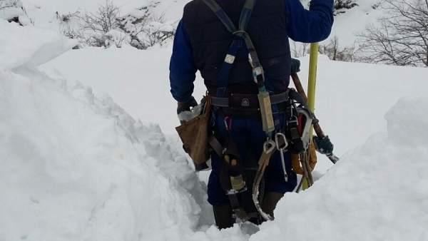 Trabajador de empresa de telefonía en la nieve Trabajador de empresa de telefonía en la nieve