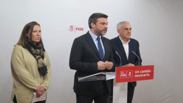 Joaquín López junto a Alfonso Martínez Baños y Lourdes Retuerto Joaquín López junto a Alfonso Martínez Baños y Lourdes Retuerto