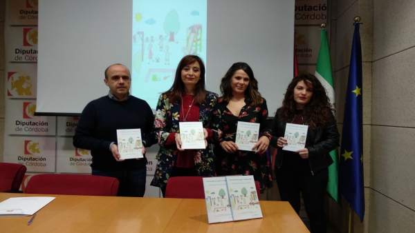 Cañete (izda.) presenta la guía Cañete (izda.) presenta la guía