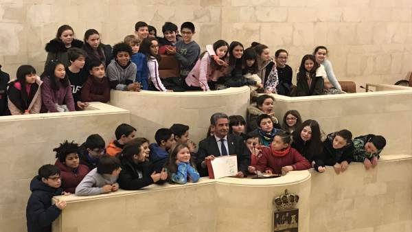 Revilla junto a los escolares en el hemiciclo del Parlamento Revilla junto a los escolares en el hemiciclo del Parlamento