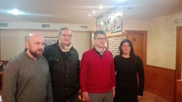 Reunión entre miembros de la plataforma de defensa de La Bastida y Podemos Reunión entre miembros de la plataforma de defensa de La Bastida y Podemos