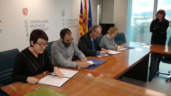 Firma de las medidas de estabilidad para funcionarios interinos en Educación Firma de las medidas de estabilidad para funcionarios interinos en Educación